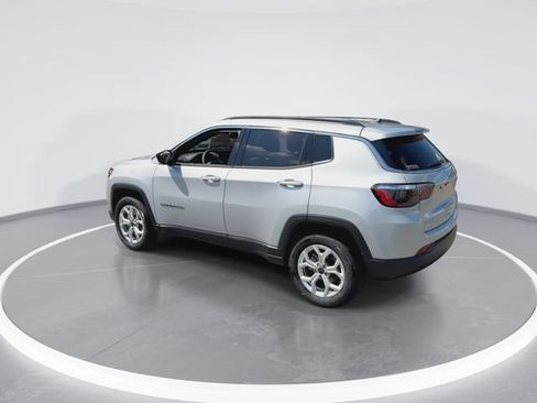 Used 2025 Jeep Compass Latitude AWD/4WD image 6