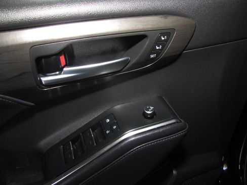Used 2022 Toyota Highlander Limited FWD image 12