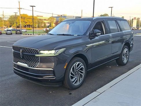 New 2025 Lincoln Navigator Reserve image 4