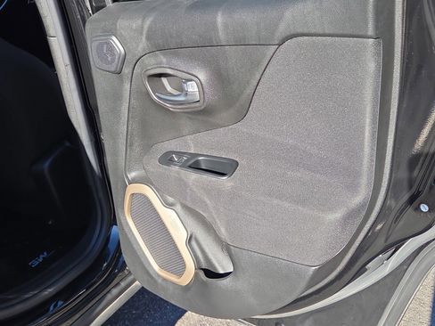 Used 2015 Jeep Renegade Latitude w/ Popular Equipment Group image 18