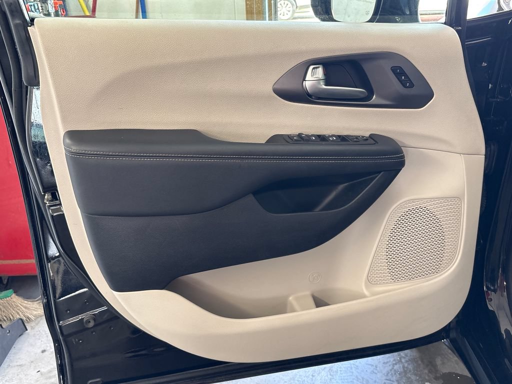 Used 2024 Chrysler Pacifica Touring-L FWD image 17