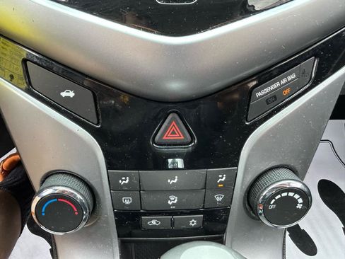 Used 2015 Chevrolet Cruze LT FWD image 24