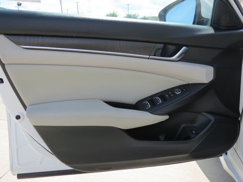Used 2018 Honda Accord EX image 23