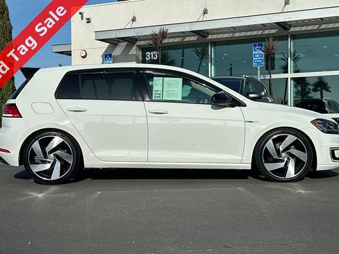 Used 2017 Volkswagen e-Golf SEL Premium image 3