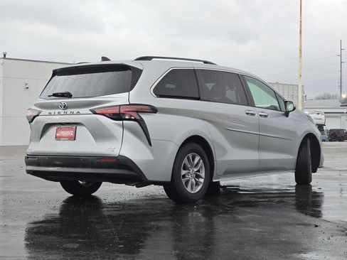 Used 2022 Toyota Sienna XLE image 27
