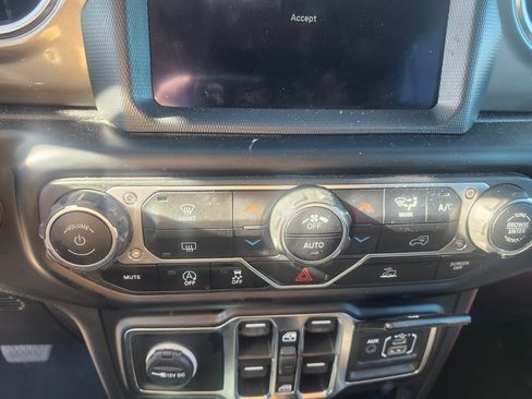 Used 2023 Jeep Gladiator Overland image 13