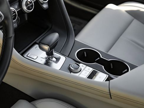 Used 2023 Genesis G70 2.0T image 29