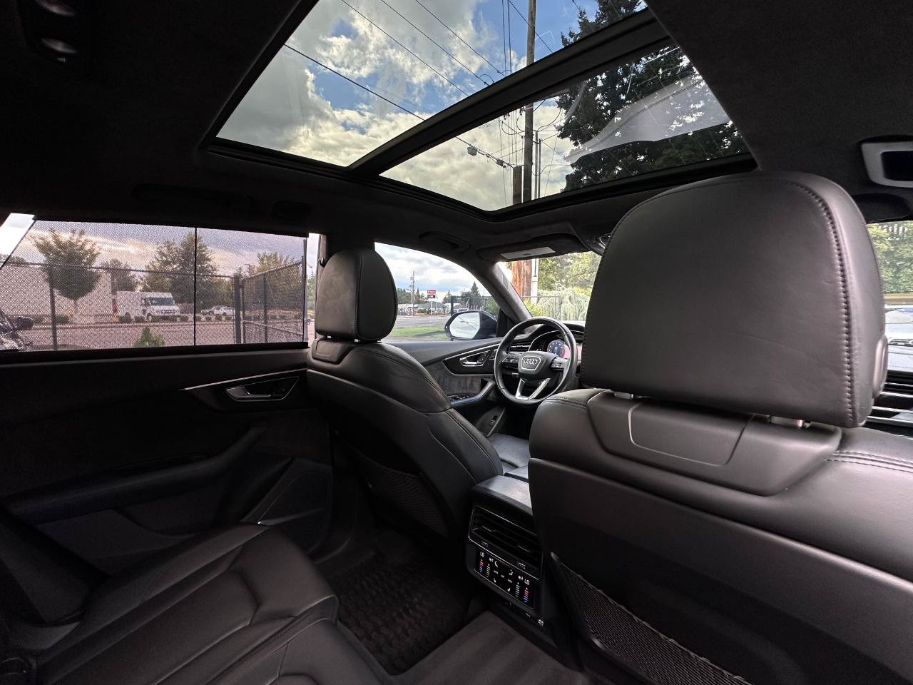 Used 2019 Audi Q8 Prestige w/ Luxury Package AWD/4WD image 32