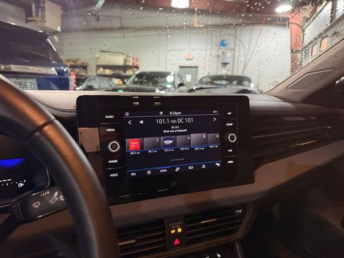 Used 2025 Volkswagen Jetta SE image 21