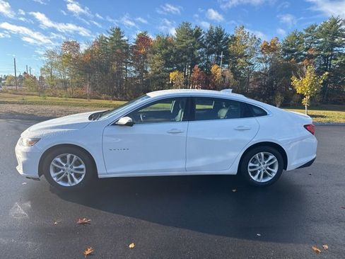 Used 2018 Chevrolet Malibu LT image 2