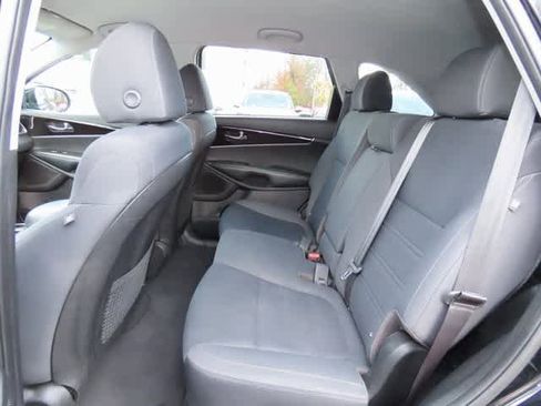Used 2019 Kia Sorento LX image 14
