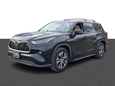 Used 2022 Toyota Highlander XLE image 3