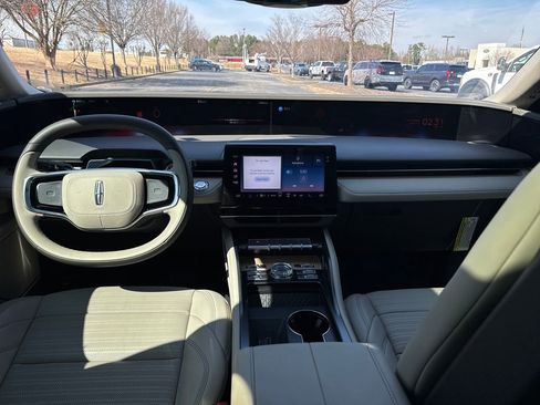 Used 2025 Lincoln Nautilus Reserve image 12