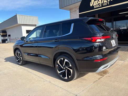 Used 2024 Mitsubishi Outlander SE image 11