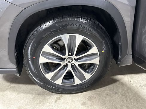 Used 2024 Toyota Highlander XLE image 26