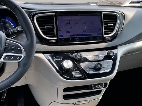 Used 2023 Chrysler Pacifica Touring-L FWD image 6