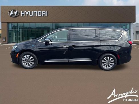 Used 2023 Chrysler Pacifica Limited w/ Uconnect Theater Family Group FWD image 2