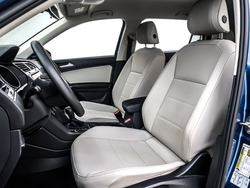 Used 2020 Volkswagen Tiguan SE image 17