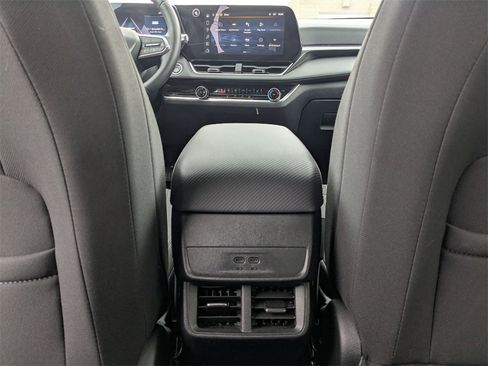 Used 2025 Chevrolet Equinox LT image 30