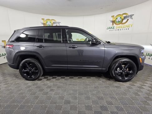 Used 2023 Jeep Grand Cherokee Altitude AWD/4WD image 10