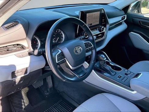 Used 2023 Toyota Highlander LE AWD/4WD image 16