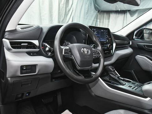 Used 2020 Toyota Highlander L AWD/4WD image 17