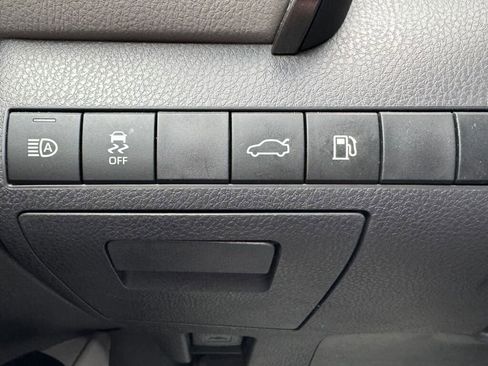 Used 2018 Toyota Camry LE image 28