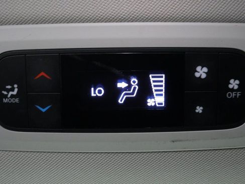 Used 2022 Chrysler Voyager LX image 24