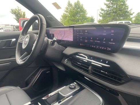 Used 2025 Buick Enclave Preferred FWD image 2
