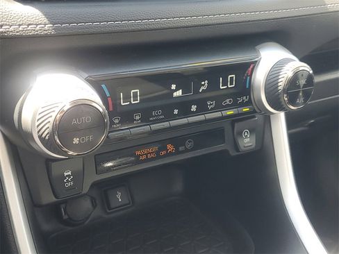 Used 2022 Toyota RAV4 XLE Premium image 31