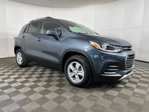 Used 2022 Chevrolet Trax LT w/ LT Convenience Package image 2