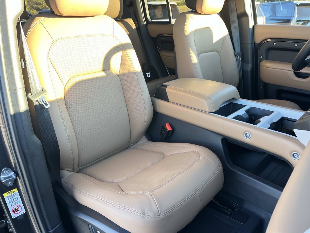 Certified 2025 Land Rover Defender 130 X-Dynamic SE AWD/4WD image 29