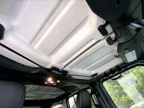 Used 2020 Jeep Wrangler Unlimited Sahara image 14