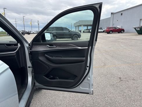 Used 2024 Jeep Grand Cherokee L Limited w/ Luxury Tech Group II image 18