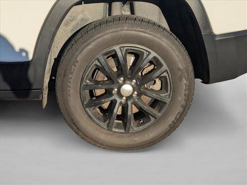 Used 2019 Jeep Cherokee Latitude w/ Cold Weather Group image 23