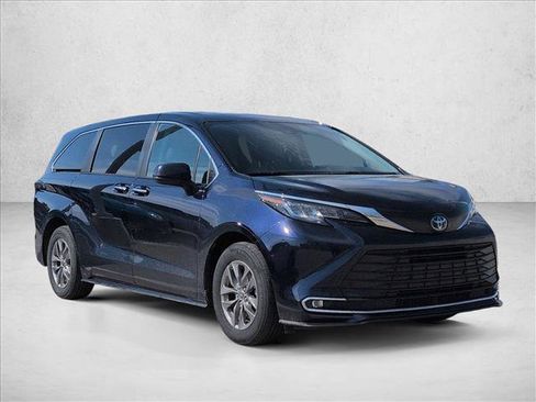 Used 2022 Toyota Sienna XLE image 3