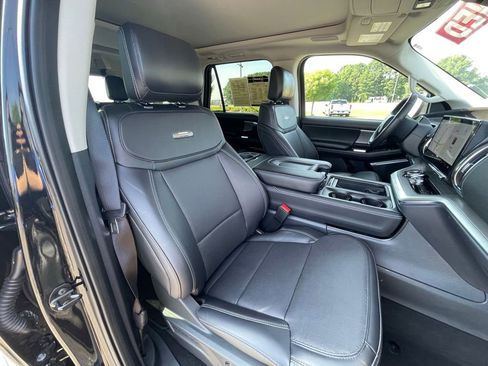 Used 2025 Ford Expedition Platinum w/ Driver's Package AWD/4WD image 32
