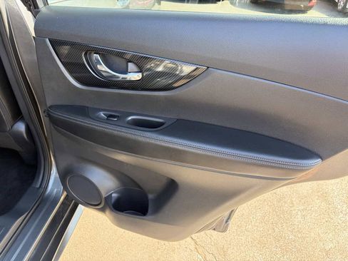 Used 2019 Nissan Rogue SL w/ Premium Package image 29