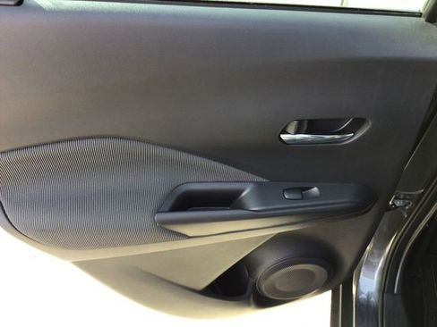 Used 2018 Nissan Kicks SV image 33