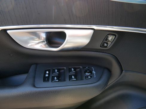 Used 2020 Volvo XC90 T6 Momentum image 12