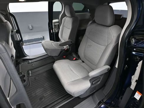 Used 2021 Toyota Sienna LE image 34