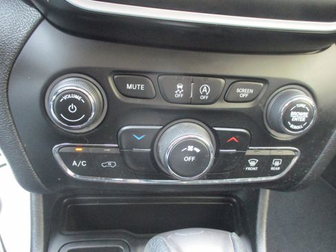 Used 2019 Jeep Cherokee Latitude w/ Popular Appearance Group FWD image 16