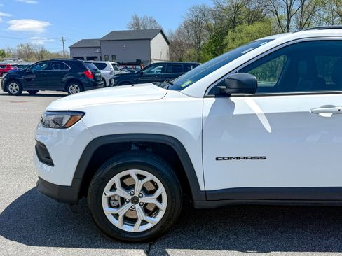 Used 2025 Jeep Compass Latitude AWD/4WD image 10