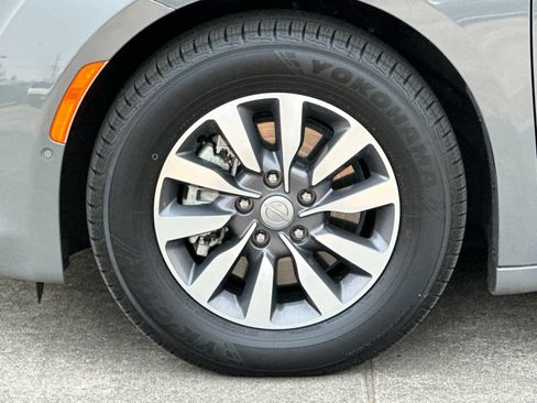 Used 2020 Chrysler Pacifica Limited w/ Advanced Safetytec Group FWD image 25