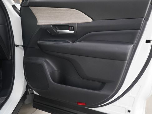 Used 2025 Toyota Grand Highlander AWD image 9