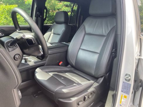 Used 2024 Chevrolet Suburban LT w/ Luxury Package RWD image 6