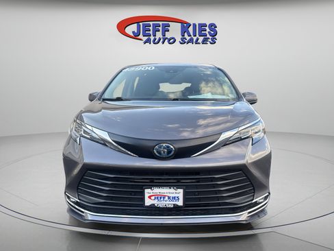 Used 2022 Toyota Sienna XLE image 2