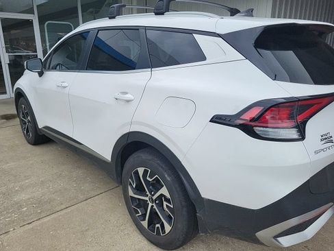 Used 2024 Kia Sportage EX AWD/4WD image 3