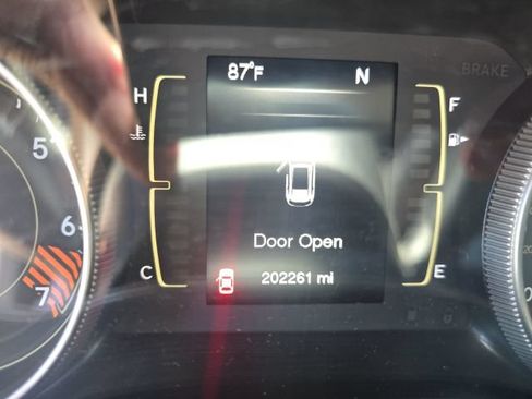 Used 2015 Jeep Cherokee Sport FWD image 12
