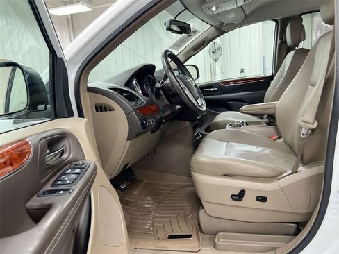 Used 2016 Chrysler Town & Country Touring image 18